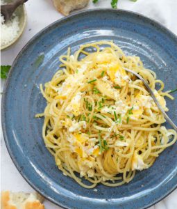 یک غذای ایتالیایی بسیار سریع با باقیمانده اسپاگتی روز قبل